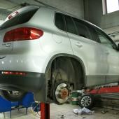 Фольксваген на подъемнике