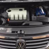 открытый капот на Фольксвагене