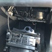 Доступ к вентилятору печки Фольксваген через бардачок