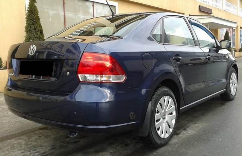 синий Поло на улице