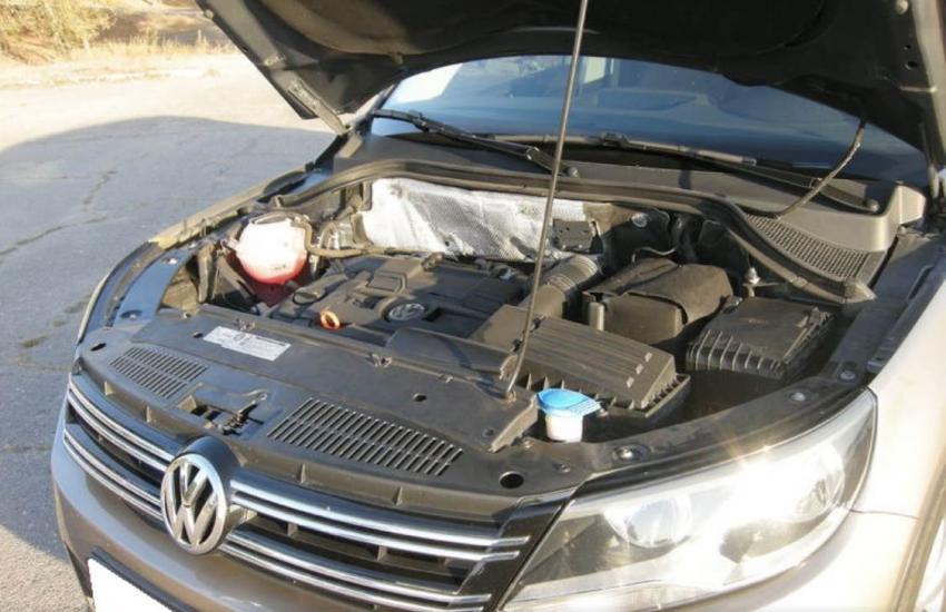 Фольксваген с открытым капотом