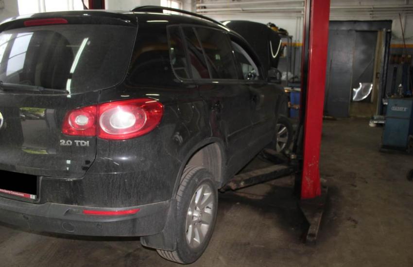 Тигуан на подъемнике СТО