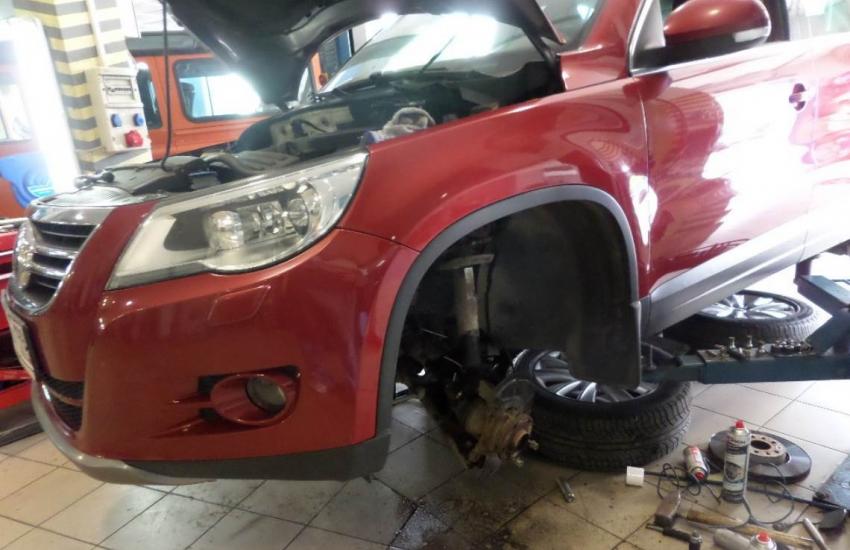 красный Тигуан на СТО