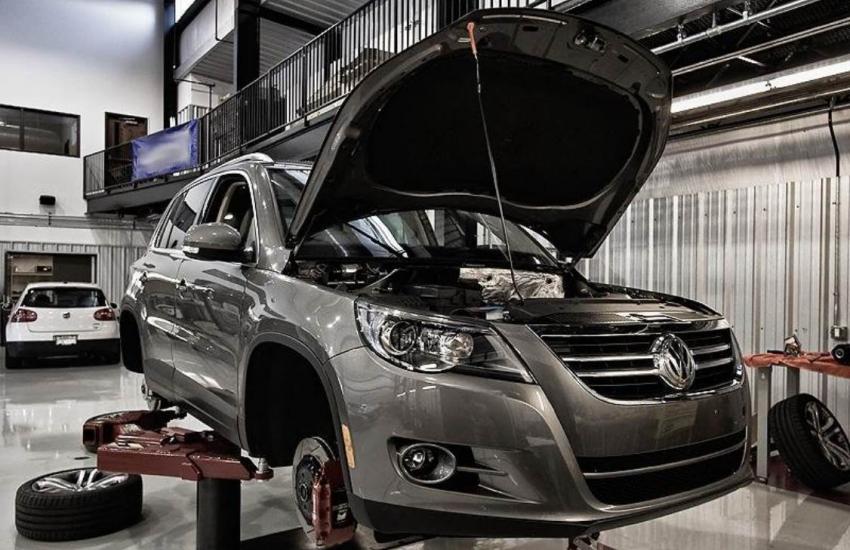 серый Тигуан на подъемнике