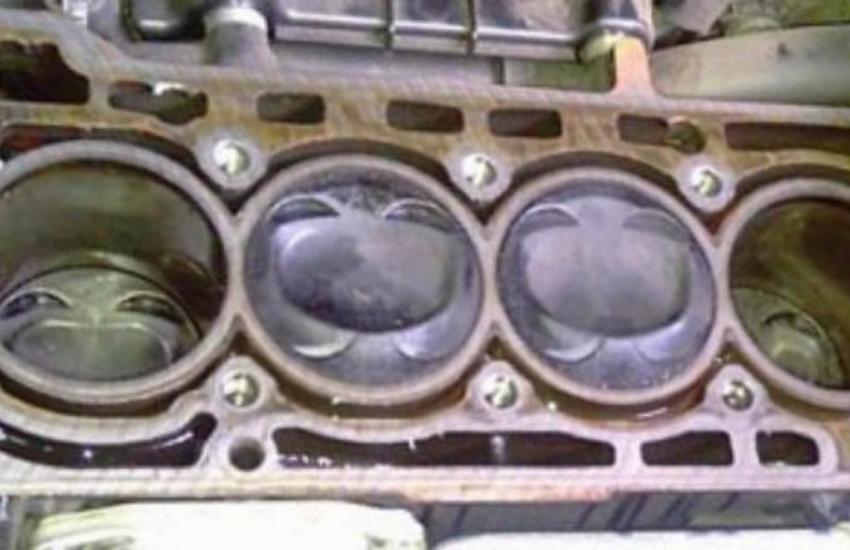 блок дивигателя с поршнями