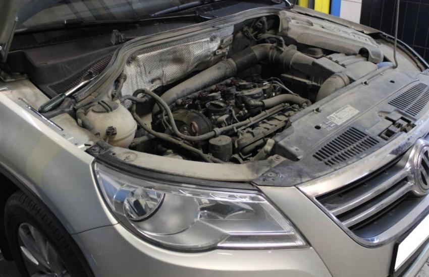 Тигуан с открытым капотом