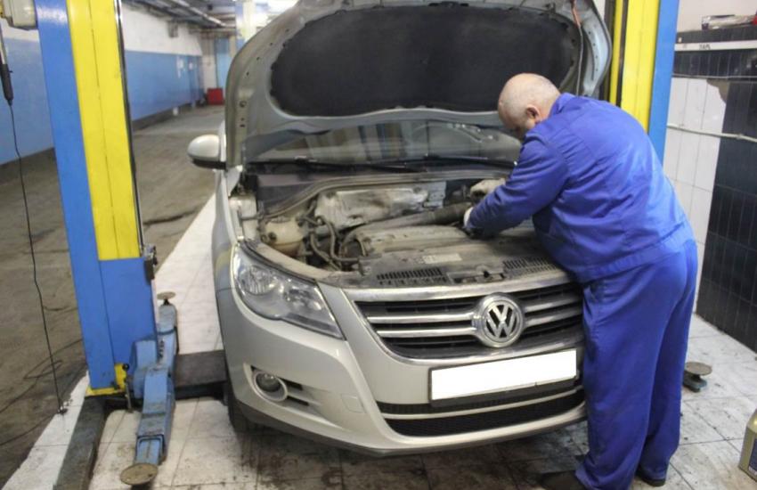 Тигуон с открытым капотом