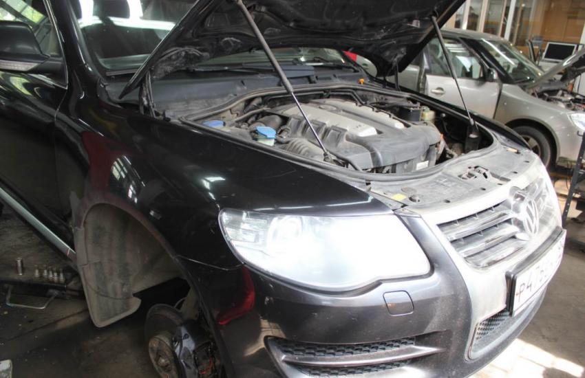 Туарег с открытым капотом на СТО