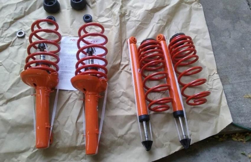 красные пружины и амортизаторы