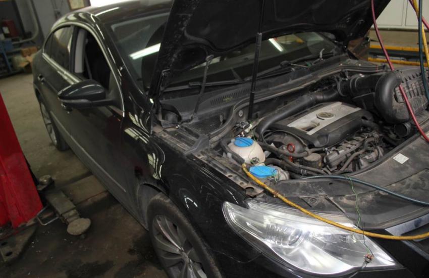 Пассат с открытым капотом