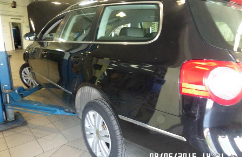 черный Пассат на подъемнике