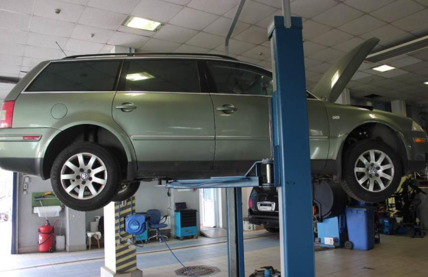 Пассат на подъемнике