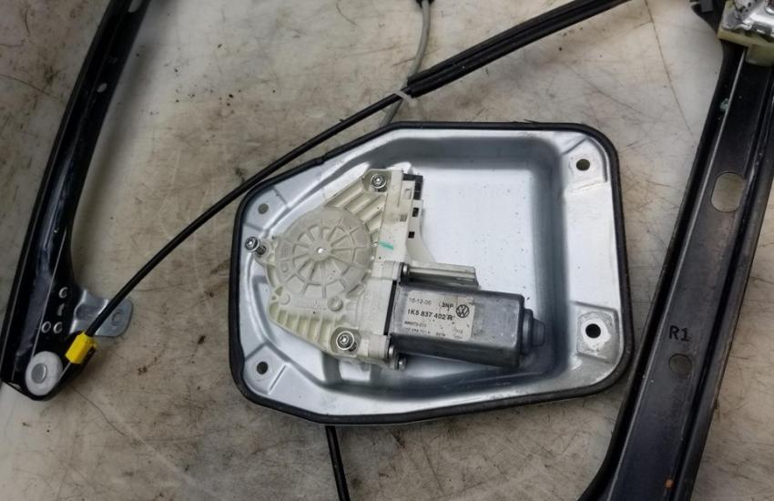 Снятый механизм стеклоподъемника