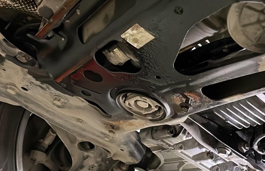 Фольксваген на подъемнике для доступа к трансмиссии