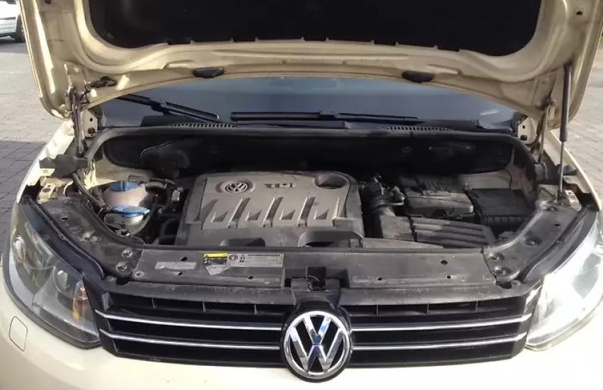 открытый капот на Фольксвагене