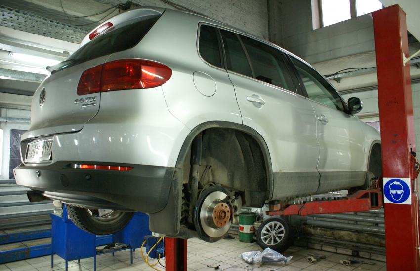 Фольксваген на подъемнике