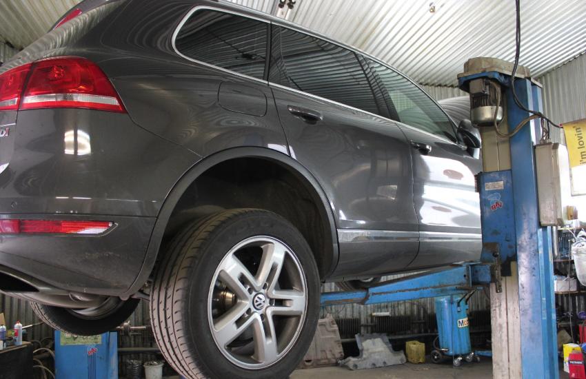 Фольксваген на подъемнике