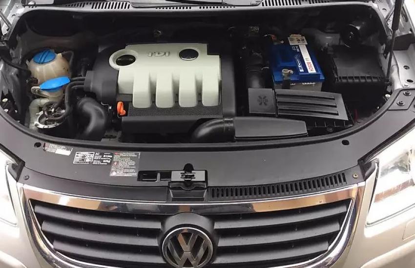 открытый капот на Фольксвагене