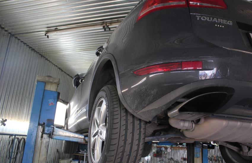 Фольксваген на подъемнике