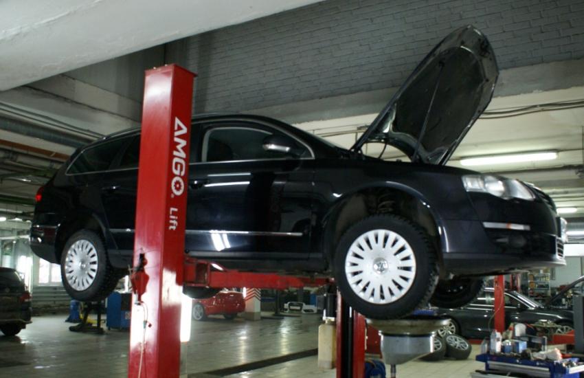 Фольксваген на подъемнике