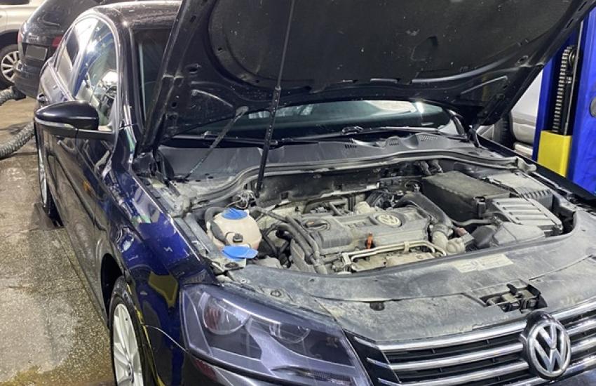 Подготовка Фольксвагена к замене датчика положения распредвала