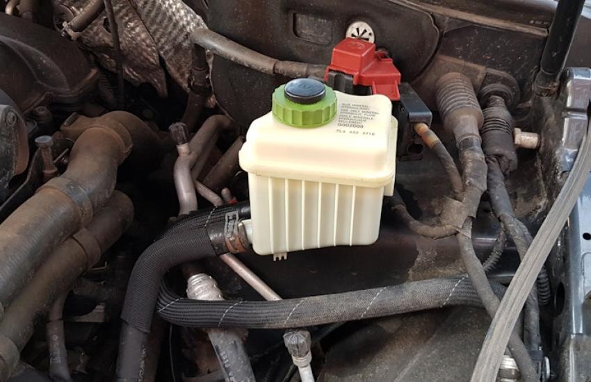 Подготовка Фольксваген к замене жидкости гидроусилителя руля