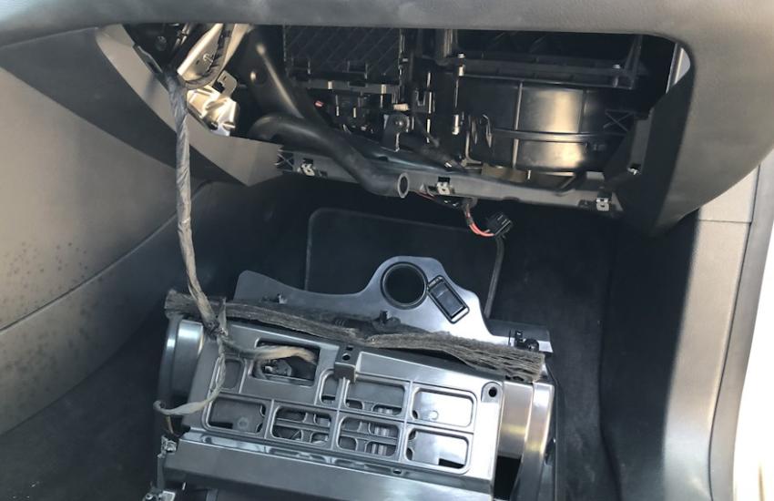 Доступ к вентилятору печки Фольксваген через бардачок