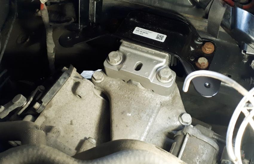 Замена опоры двигателя Фольксваген