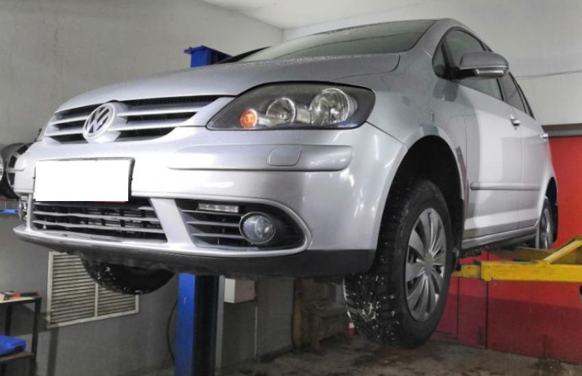 Подготовка Фольксваген к замене рулевых наконечников