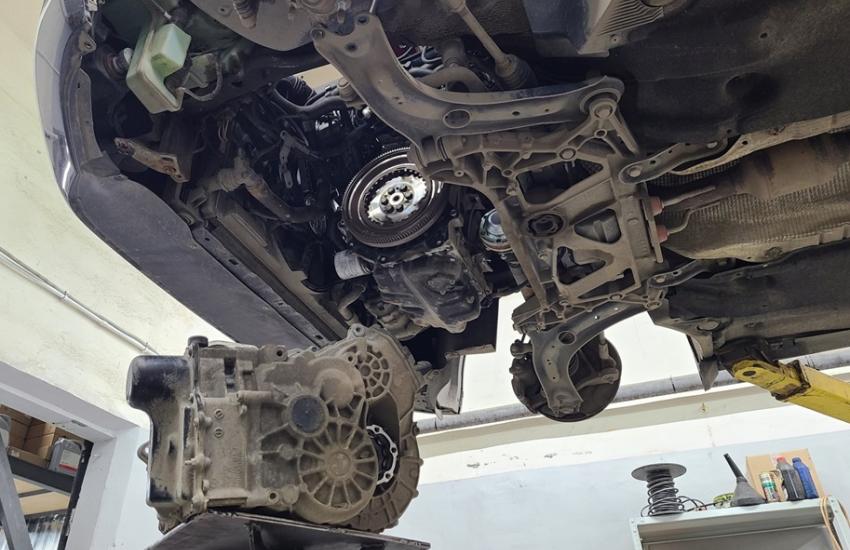 Демонтаж коробки для замены сцепления ДСГ