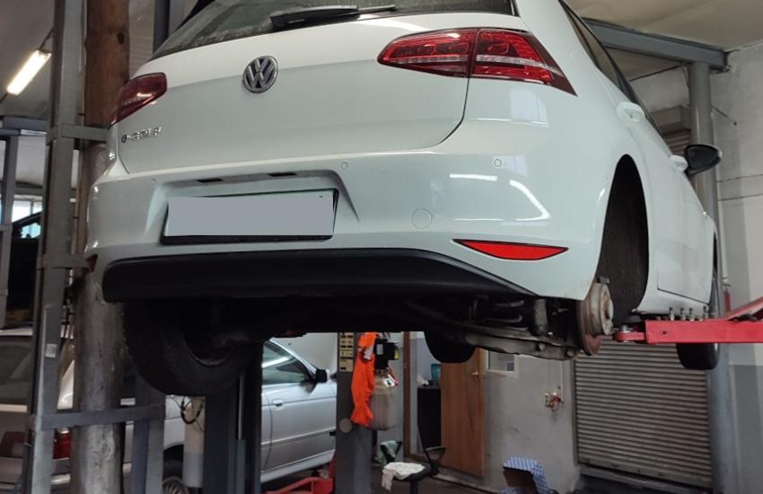 Подготовка Фольксваген к замене тормозных шлангов