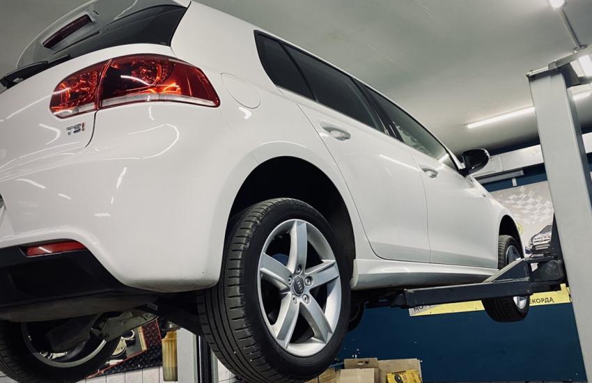 Подготовка Фольксваген к замене тросов ручника