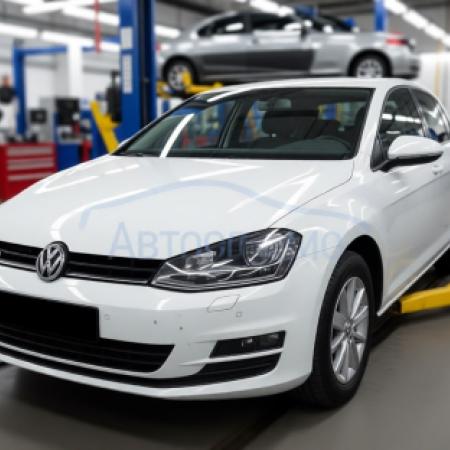 Фольксваген Гольф в автотехцентре после замены воздушного фильтра