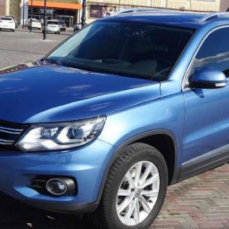 Фольксваген Тигуан спереди на улице