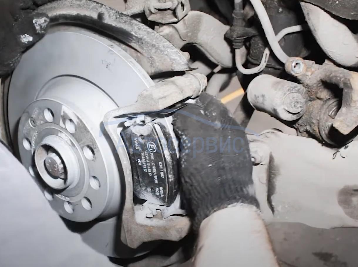Nibk: rn1735. Замена задних колодок тигуан 2. Замена задних колодок тигуан 2. Задние тормоза tiguan. Задние тормозные колодки фольксваген тигуан 2.