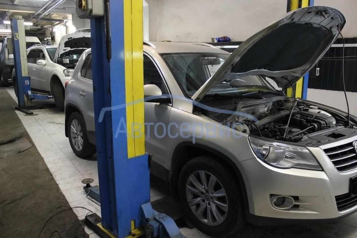 Volkswagen Tiguan на техническом обслуживании в автомастерской