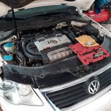 Пассат с открытым капотом