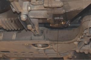 Тигуан на подъемнике вид снизу