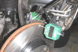 замена тормозного диска на Фольксвагене Туареге