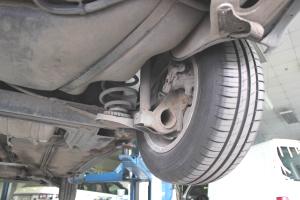 проверка Фольксваген Пассата на подъемнике